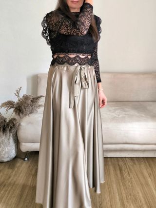 Buď elegantní i v pohodlí! Jen za 499 Kč. Naše společenská maxi sukně z hladkého, vzdušného materiálu je ideální volbou...