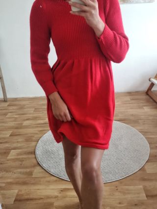 Zná to každá z nás. Buď pohodlí, nebo hezký outfit. Pak přišly svetrové šaty – měkké, teplé a přitom ženské. V několika...